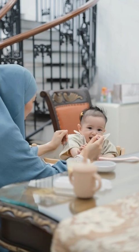 Lucu dan Gemasnya Anak Bungsu Alyssa Soebandono Jajal MPASI Pertama yang Dibuat Sendiri Sang Ibu