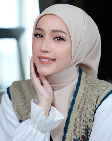 Deretan Artis Blasteran yang Pilih untuk Berhijab, Aura Makin Berpendar dan Tambah Mempesona