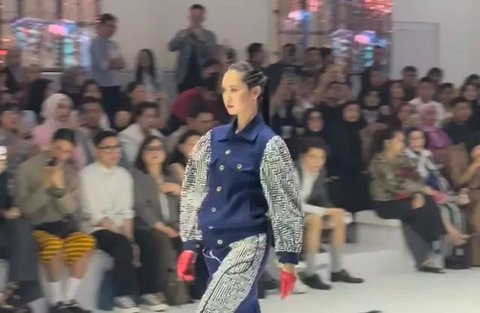 Cantik dan Elegannya Gaya Paula Verhoeven, Raihaanun hingga Chicco Jerikho Tampil di Catwalk Jakarta Fashion Week 2024