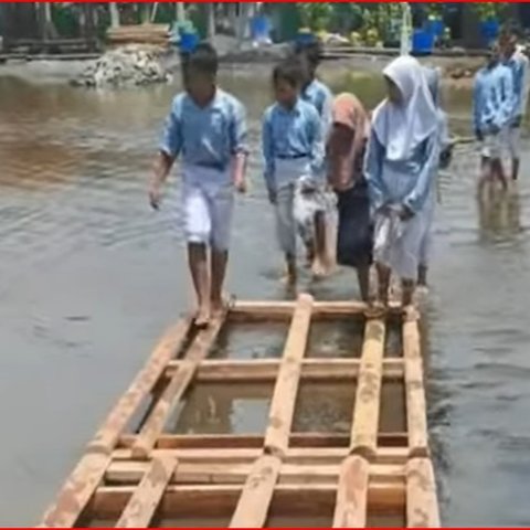 Polisi di Demak Buatkan Jembatan Dadakan Atasi Banjir Rob, Bikin Para Siswa Senang