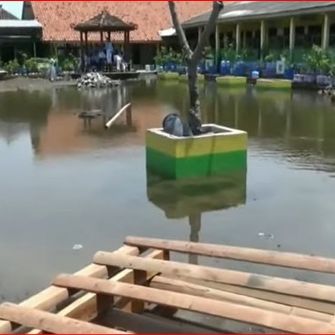 Polisi di Demak Buatkan Jembatan Dadakan Atasi Banjir Rob, Bikin Para Siswa Senang