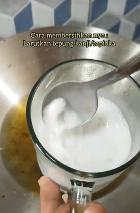 Cara Mudah Membersihkan Minyak Pakai Tepung Tapioka, Ibu-Ibu Wajib Tahu