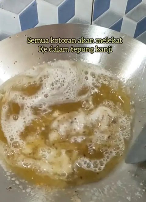 Cara Mudah Membersihkan Minyak Pakai Tepung Tapioka, Ibu-Ibu Wajib Tahu