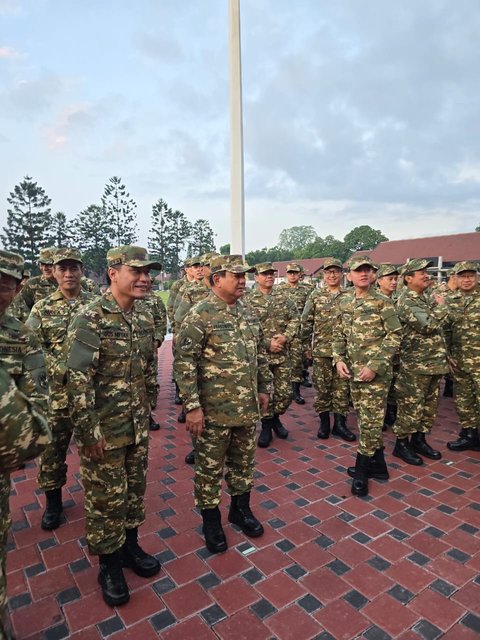 Begini Penampilan Gibran Bareng Diaz Anak Jenderal Kopassus Pakai Seragam Loreng Ala Tentara