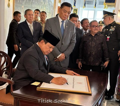 Gaya Kece Titiek Soeharto Foto Bareng Presiden Prabowo di Acara Sertijab Menhan, Ramai Digoda