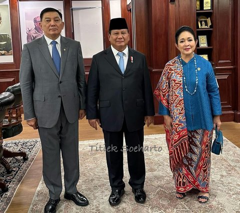 Gaya Kece Titiek Soeharto Foto Bareng Presiden Prabowo di Acara Sertijab Menhan, Ramai Digoda