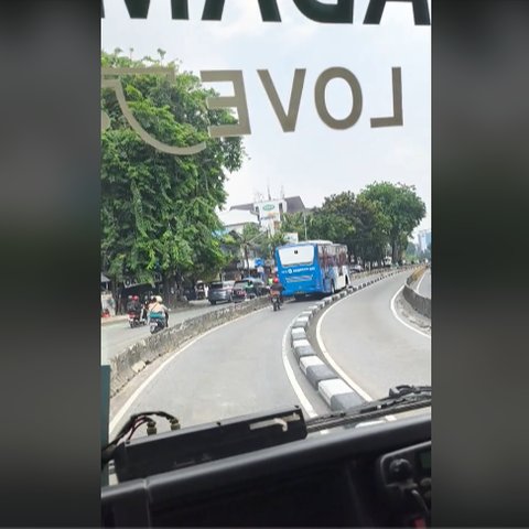 Mobil Damkar Lewat Jalur Busway, Bus TransJakarta di Depannya Langsung Mengalah Panen Pujian