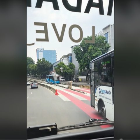 Mobil Damkar Lewat Jalur Busway, Bus TransJakarta di Depannya Langsung Mengalah Panen Pujian