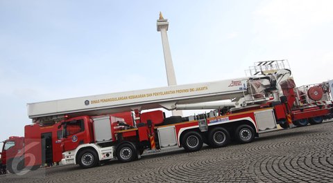 Mobil Damkar Lewat Jalur Busway, Bus TransJakarta di Depannya Langsung Mengalah Panen Pujian