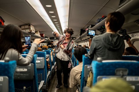 FOTO: Horor! Gerombolan Zombie Teror Penumpang Kereta Peluru Shinkansen di Jepang