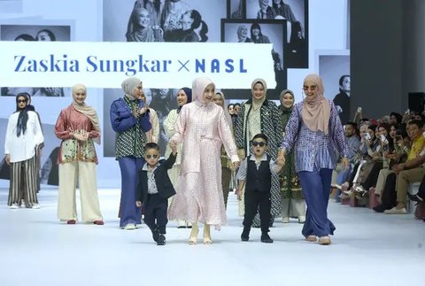 Kompaknya Geng Cendol di JWF, Catwalk Pakai Baju Kolaborasi Brand Zaskia Sungkar dan Nagita Slavina: Ada Titi Kamal Cantik Berhijab