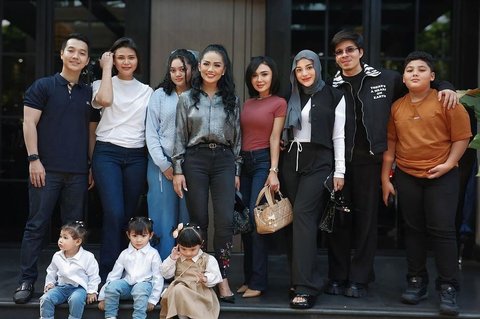 Makin Stunning Usai Langsing, Potret Aurel Hermansyah Makan Bareng Kris Dayanti & Yuni Shara Jadi Sorotan