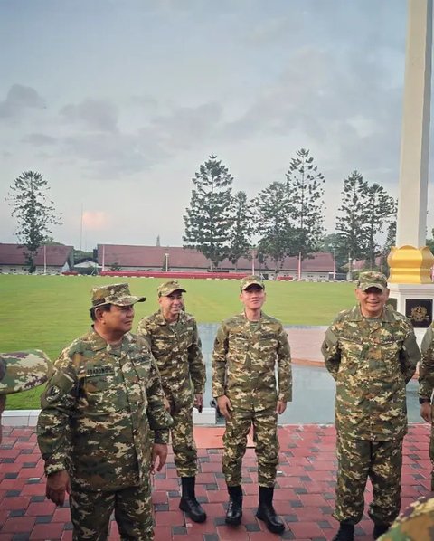 Gagah Berseragam Komcad, 6 Potret Raffi Ahmad Pose Bareng Prabowo, Gibran hingga Mayor Teddy saat Retreat Kabinet Merah Putih