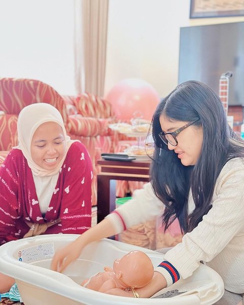 Potret Kaesang dan Erina Kompak Ikut Kelas Newborn Care, Belajar Cara Pakaikan Popok Hingga Mandikan Bayi