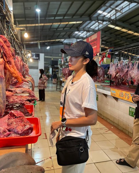 Momen Langka, 7 Potret Anak-Anak Ussy dan Andika Diajak ke Pasar Tradisional Belanja Daging hingga Ikan Segar