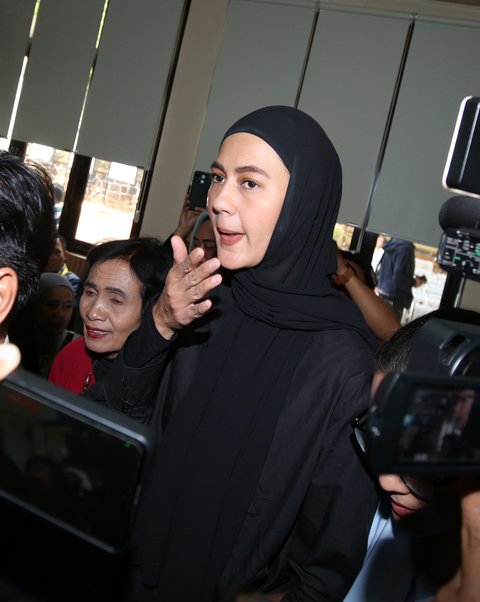 Senyum Paula Verhoeven saat Tiba di Pengadilan Agama, Cuma Bilang 'Aduh' saat Disinggung Isu Perselingkuhan