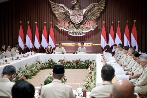 Panglima TNI Tampil Beda Tanpa Seragam Loreng, Keren Abis Pakai Kemeja 4 Kantong Khaki Bareng Kapolri