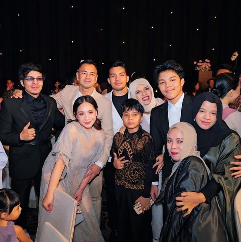 Potret Cantik Aurel Hermansyah di Resepsi Pernikahan Yislam Kakak Fadil Jaidi, Stunning dengan Outfit Serba Hitam