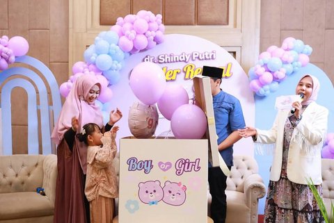 Tak Dihadiri Okie Setiana Dewi & Ria Ricis, Potret Tasyakuran & Gender Reveal Anak Kedua Shindy Putri