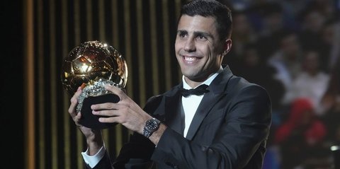 Momen Rodri Pakai Tongkat saat Terima Trofi Ballon d'Or 2024 di Paris, Ternyata ini Alasannya