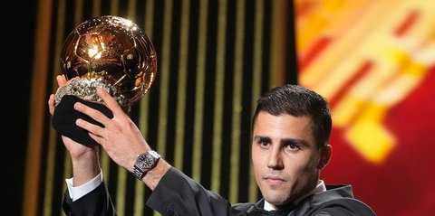 Momen Rodri Pakai Tongkat saat Terima Trofi Ballon d'Or 2024 di Paris, Ternyata ini Alasannya