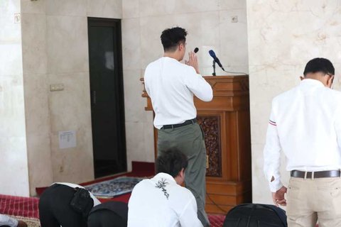 Potret Baim Wong Salat Zuhur Sebelum Sidang Mediasi, Irit Bicara Soal Isu Perselingkuhan Paula Verhoeven