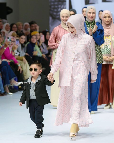 Lucu dan Bikin Gemas, Rayyanza Anak Raffi Ahmad Tampil di Catwalk Jakarta Fashion Week: Keren Mirip Bos Mafia