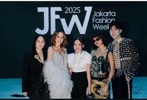 Gaya Seksi Cinta Laura Tampil dalam Balutan Gaun Mini dan Selendang Bulu di JFW 2025