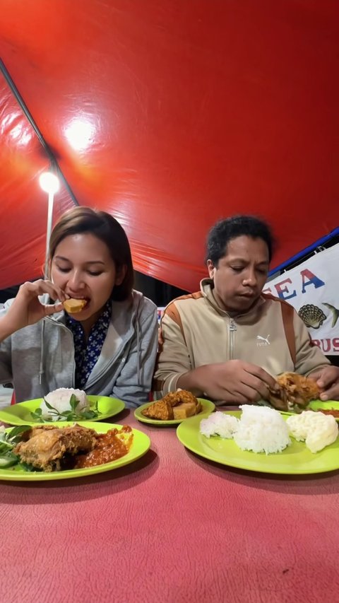 Potret Arie Kriting & Indah Permatasari Makan Pecel Lele di Pinggir Jalan, Bak Sejoli Pacaran Dalam Kesederhanaan