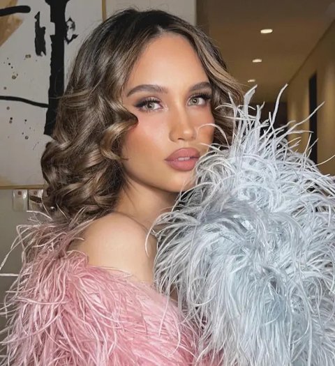 Cantik dan Menawan Bak Model Victoria's Secret, 6 Gaya Cinta Laura di JFW 2025: Pakai Gaun Mini Berselendang Bulu