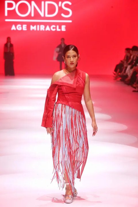 Pesona Wanita 30an di Atas Runway di JFW 2025, Dari Dian Sastro Hingga Adinia Wirasti