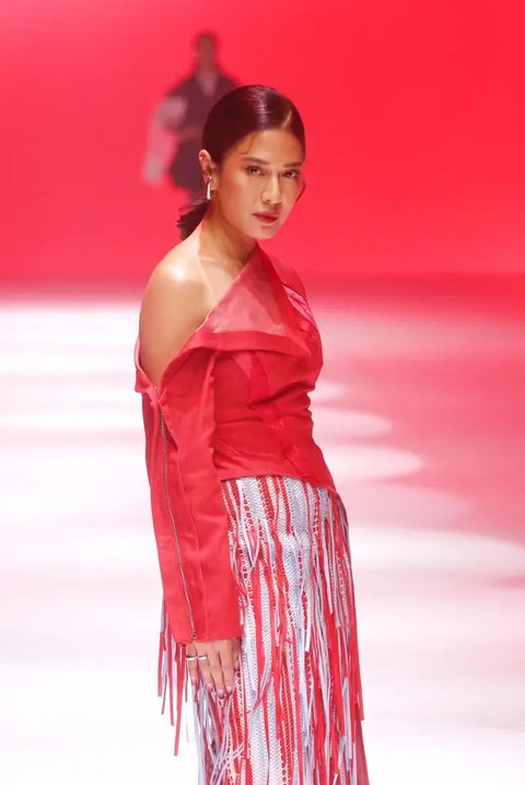 Pesona Wanita 30an di Atas Runway di JFW 2025, Dari Dian Sastro Hingga Adinia Wirasti