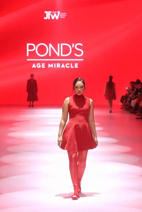 Pesona Wanita 30an di Atas Runway di JFW 2025, Dari Dian Sastro Hingga Adinia Wirasti