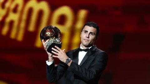 FOTO: Rodri Raih Ballon d'Or 2024, Ini Kontribusi Luar Biasa untuk Manchester City dan Timnas Spanyol