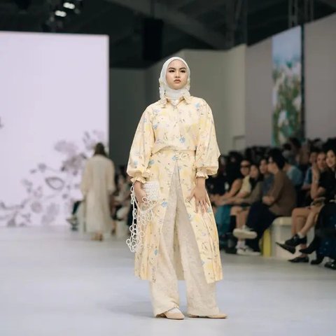 Cantik dan Tinggi, Potret Xaviera Putri Melenggang Anggun di Catwalk JFW 2025 Pakai Busana Desainer Lokal