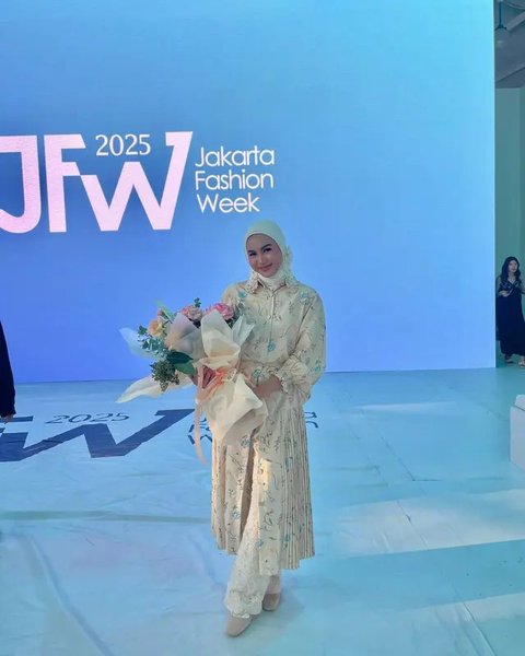 Cantik dan Tinggi, Potret Xaviera Putri Melenggang Anggun di Catwalk JFW 2025 Pakai Busana Desainer Lokal