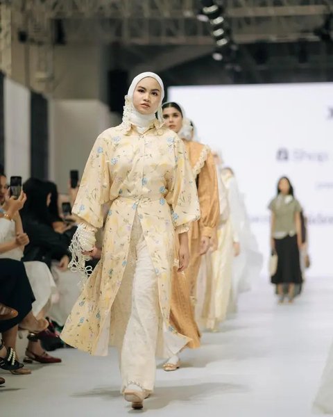 Cantik dan Tinggi, Potret Xaviera Putri Melenggang Anggun di Catwalk JFW 2025 Pakai Busana Desainer Lokal