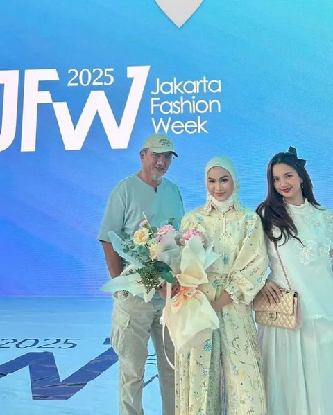 Cantik dan Tinggi, Potret Xaviera Putri Melenggang Anggun di Catwalk JFW 2025 Pakai Busana Desainer Lokal