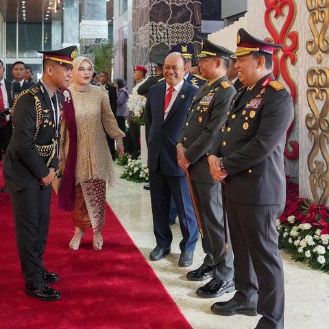 Bahagianya Ajudan Kapolri Istrinya Kini jadi Anggota DPD, Bertemu Sang Jenderal di Senayan Langsung Cium Tangan