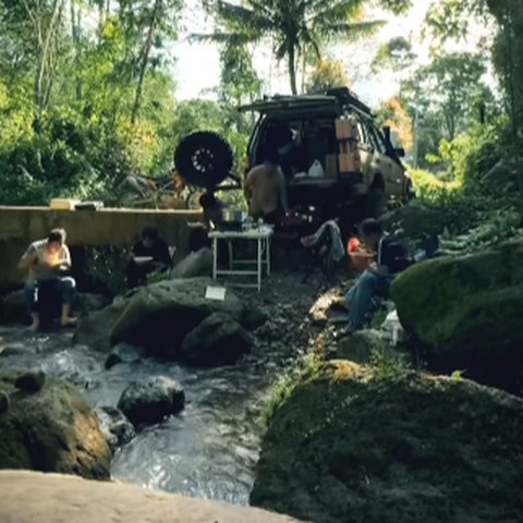 Kapolres Religius Mendadak jadi Chef di Tengah Hutan, Masak Sederhana Disantap Bareng Anak Buah Nikmat Banget