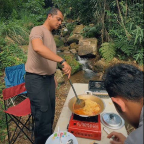 Kapolres Religius Mendadak jadi Chef di Tengah Hutan, Masak Sederhana Disantap Bareng Anak Buah Nikmat Banget