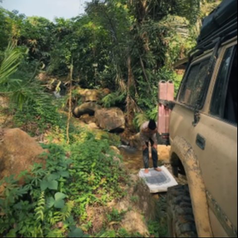 Kapolres Religius Mendadak jadi Chef di Tengah Hutan, Masak Sederhana Disantap Bareng Anak Buah Nikmat Banget