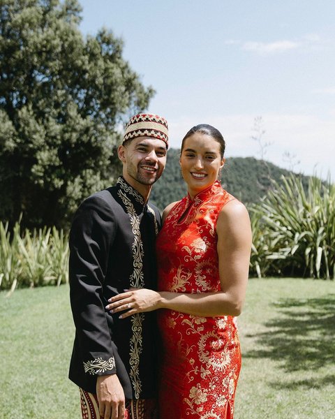 Terbukti Cinta Indonesia, Pemain Timnas Naturalisasi Sandy Walsh Unggah Momen Kenakan Batik, 'Happy National Batik Day'