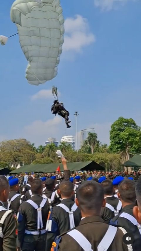 Prajurit Penerjun Payung Nyungsep Nabrak Barak Persiapan HUT TNI, Bangga Semua Tepukan Tangga Bukan Ditertawakan