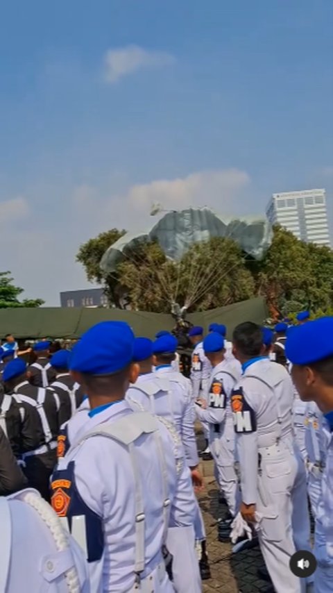 Prajurit Penerjun Payung Nyungsep Nabrak Barak Persiapan HUT TNI, Bangga Semua Tepukan Tangga Bukan Ditertawakan