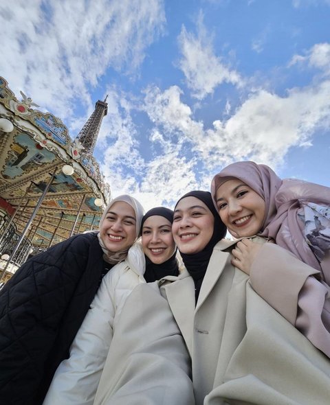 7 Potret Kekompakan Geng Berhijab dari Liburan ke Paris hingga Umrah Bareng, Ada Natasha Rizky hingga Nina Zatulini