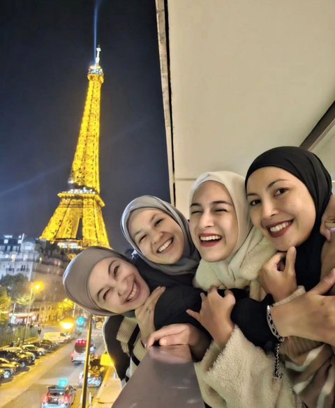 7 Potret Kekompakan Geng Berhijab dari Liburan ke Paris hingga Umrah Bareng, Ada Natasha Rizky hingga Nina Zatulini