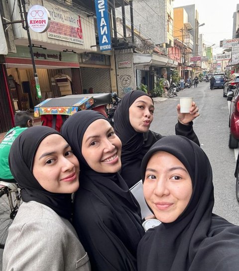 7 Potret Kekompakan Geng Berhijab dari Liburan ke Paris hingga Umrah Bareng, Ada Natasha Rizky hingga Nina Zatulini