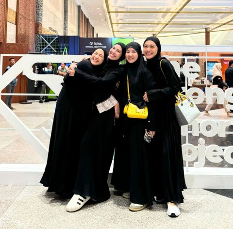 7 Potret Kekompakan Geng Berhijab dari Liburan ke Paris hingga Umrah Bareng, Ada Natasha Rizky hingga Nina Zatulini