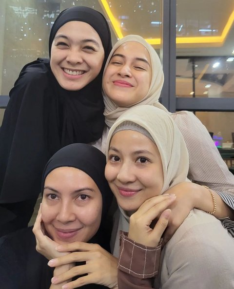 7 Potret Kekompakan Geng Berhijab dari Liburan ke Paris hingga Umrah Bareng, Ada Natasha Rizky hingga Nina Zatulini